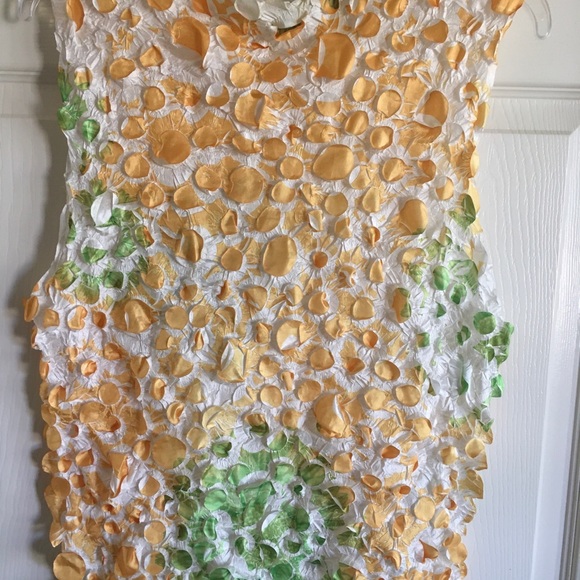 Sleeveless color trend top with fun artistic flare - Picture 3 of 10